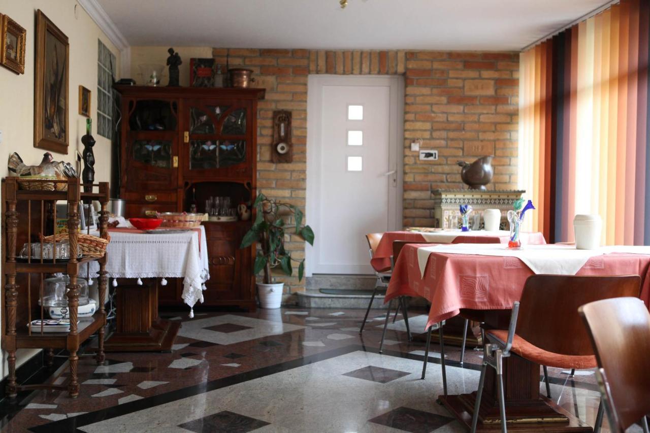 Barokk Antik Guest House Kecskemét Esterno foto