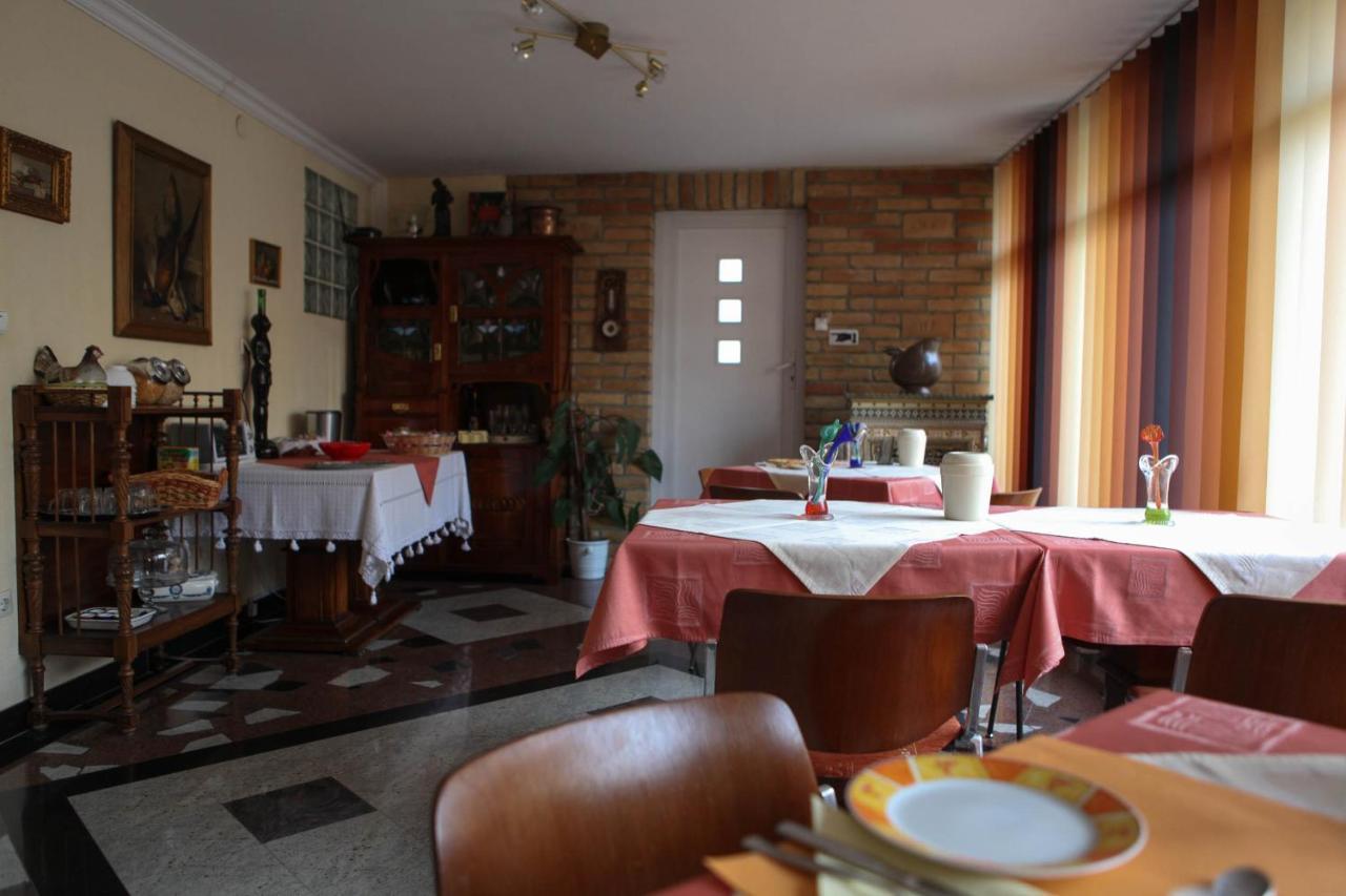 Barokk Antik Guest House Kecskemét Esterno foto