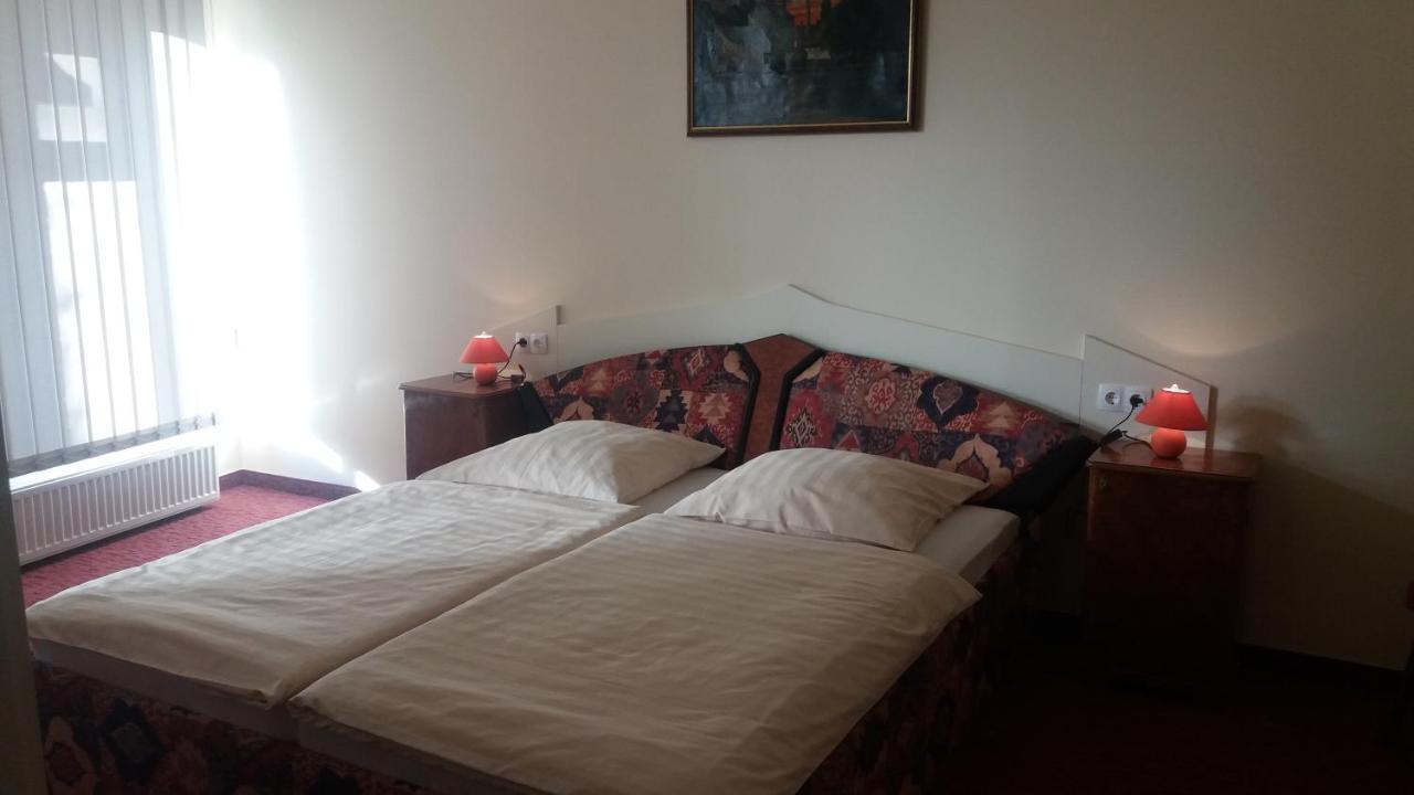 Barokk Antik Guest House Kecskemét Esterno foto