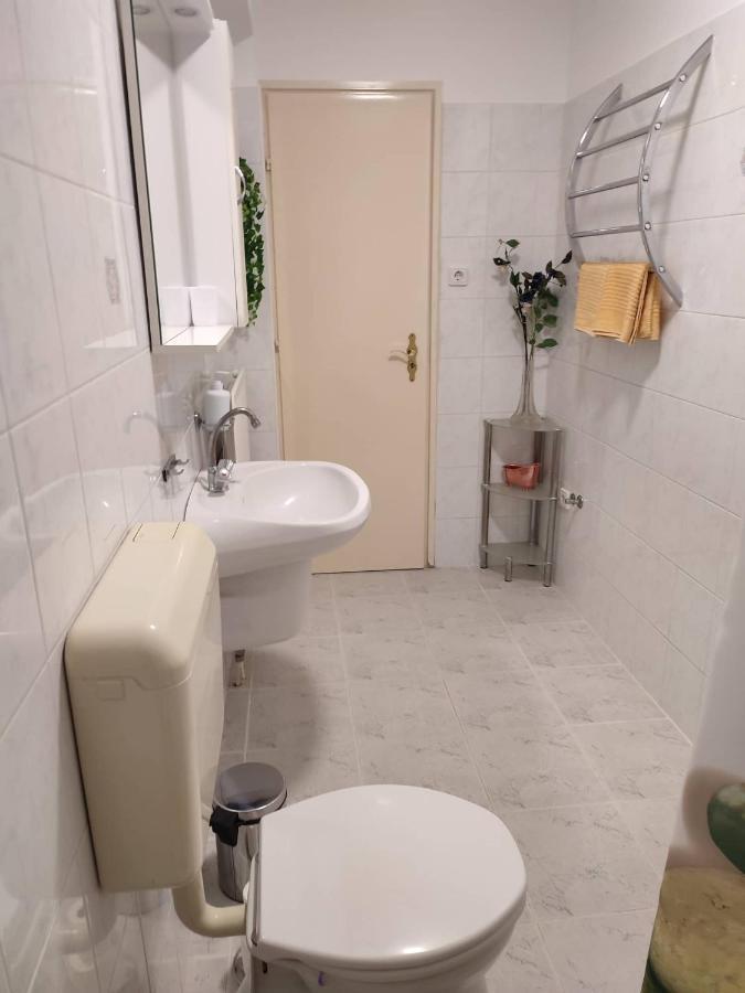 Barokk Antik Guest House Kecskemét Esterno foto