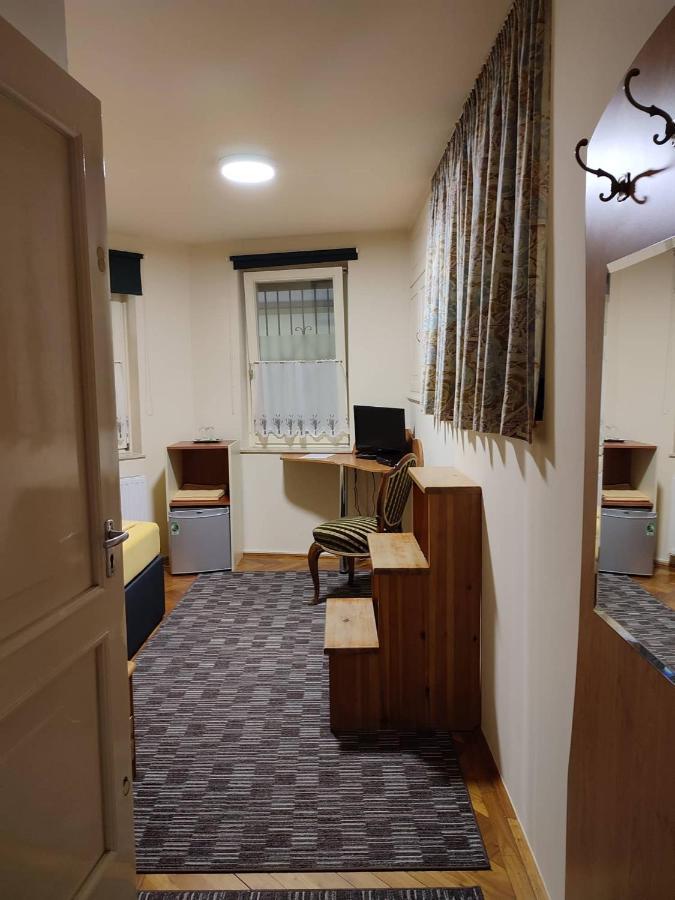 Barokk Antik Guest House Kecskemét Esterno foto