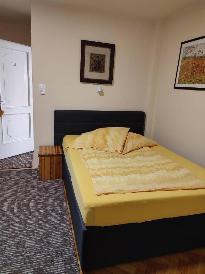 Barokk Antik Guest House Kecskemét Esterno foto